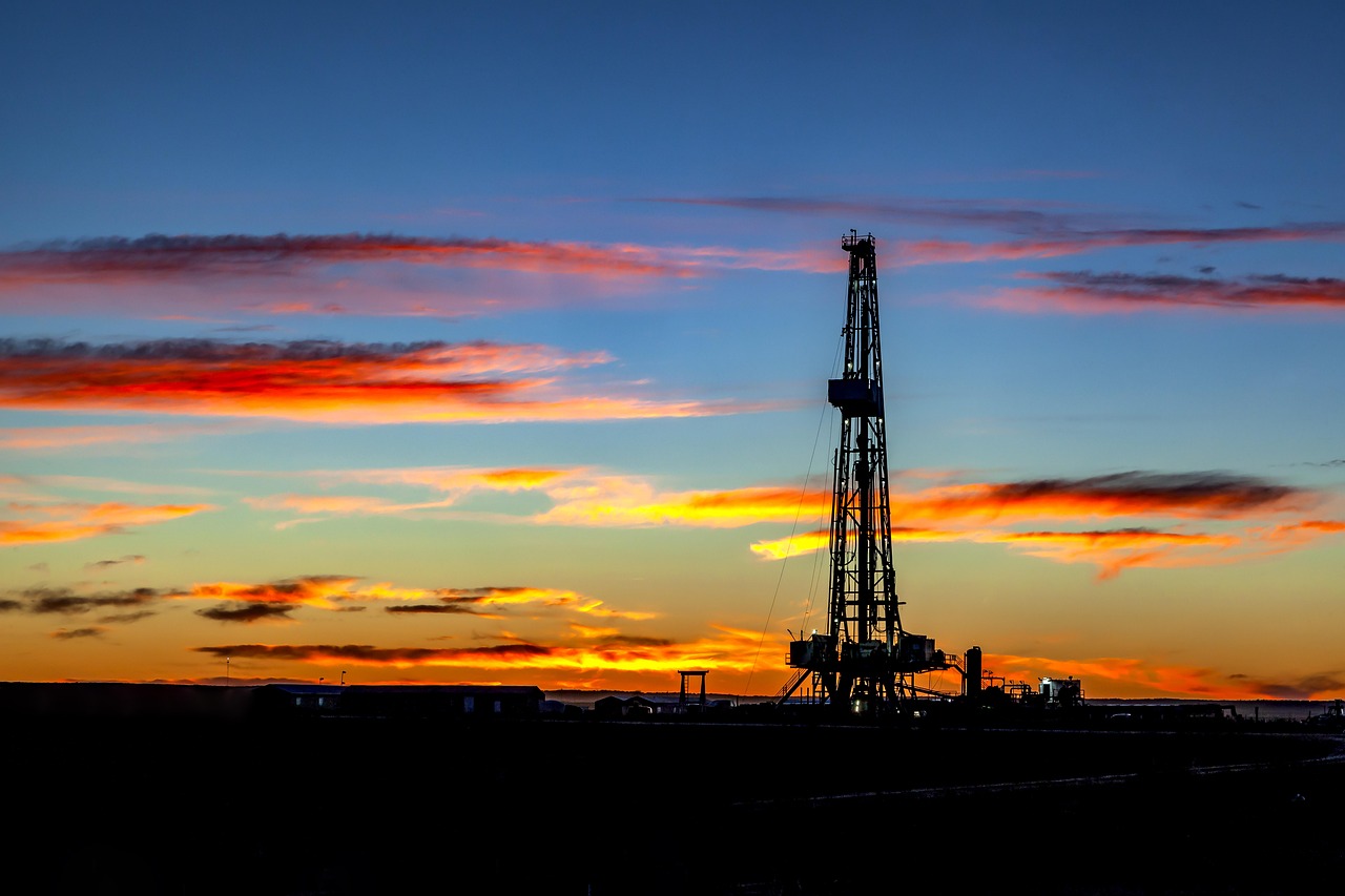 Plateforme pétrolière au coucher du soleil